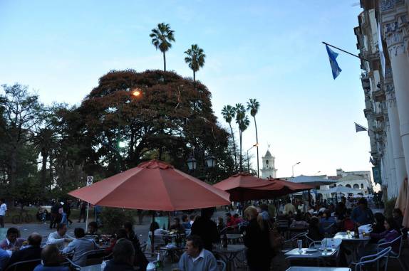 Fim de tarde na Plaza 9 de Julio, em Salta - Argentina